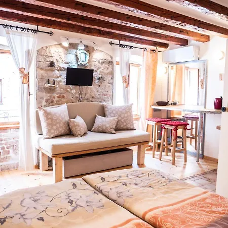 Apartment And Mauro Split