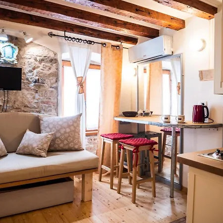 Apartment And Mauro Split