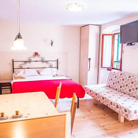And Mauro Apartment Split