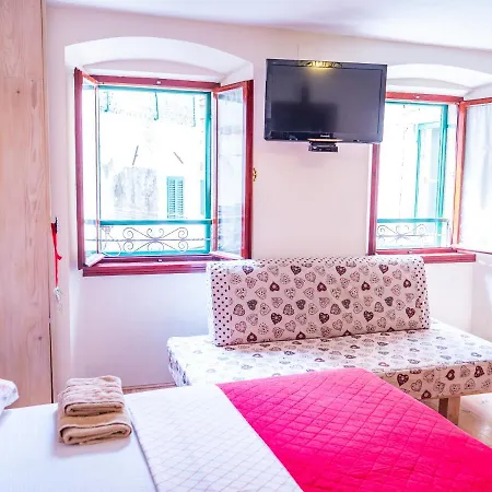 And Mauro Apartment Split